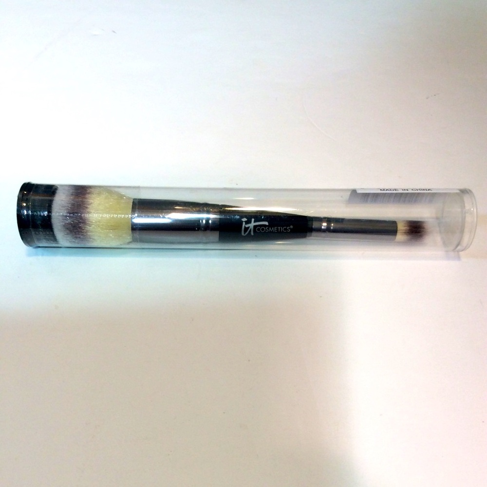 New it Cosmetics Brush, No. 7